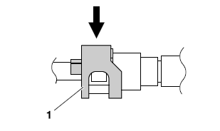 Installing the fuel hose (fuel rail side)