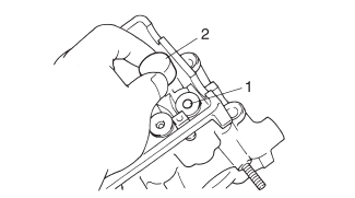 Adjusting the valve clearance