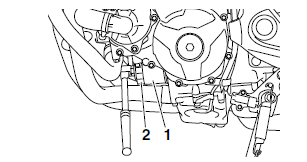 Changing the engine oil 